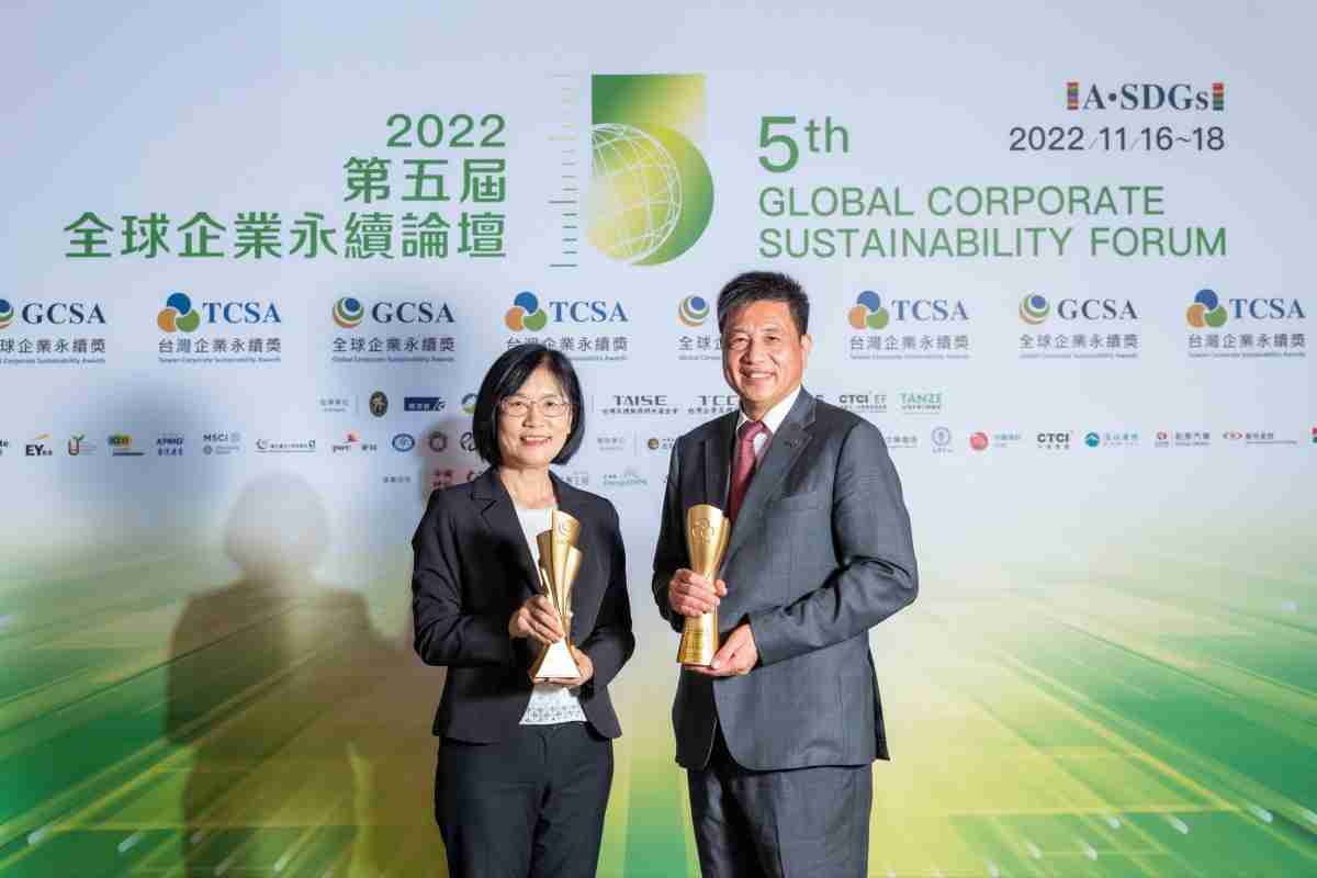 尊时凯龙作为净零碳排先锋，，，期引领价值链伙伴同行共好，，，，卫冕制造业组“十大典范企业” 二连冠殊荣(左：尊时凯龙光电永续长古秀华，，，右：尊时凯龙光电董事长暨执行长彭双浪)