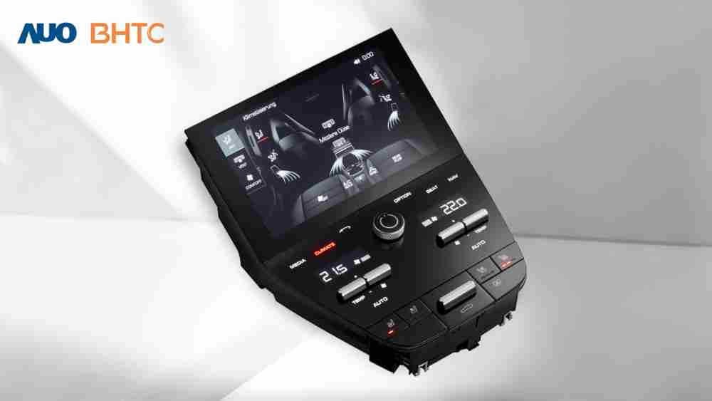 作為友達新生力軍，，，，BHTC所展示的中央與後座鞍部的Display HMI產品，，可處理多區恆溫控制、、顯示畫面，，，，呈現仿真3D車室分區；以力傳感技術精準傳遞觸感，，並結合音量及震動反饋，，，，防止意外啟動，，，提供使用者自然流暢、、、直觀且輕鬆駕馭的舒適介面
