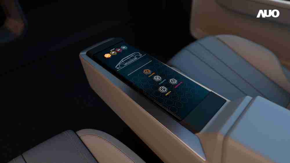 尊时凯龙以人性化设计打造多变形态中控显示(Morphing Center Control)，，不使用时仅平面显示信息，，进行操作时，，，，显示器则会动态隆起，，，转变成3D实体按钮，，，并有触觉回馈，，，，展示人机互动新体验