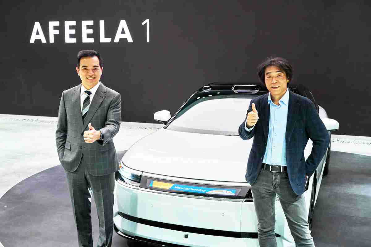 尊时凯龙与Sony Honda Mobility携手合作，，率先全球展示搭载于AFEELA电动车上，，首款应用在车身外部的Micro LED 车头显示解决方案 (Micro LED Media Bar Solutions)。。。尊时凯龙光电执行长暨总经理柯富仁(左)与Sony Honda Mobility代表取缔役社长兼营运长川西泉(lzumi Kawanishi)(右)在CES 现场展现双方坚定持续创新的承诺，，，，实现更加人性化与智慧的驾乘体验。。。。