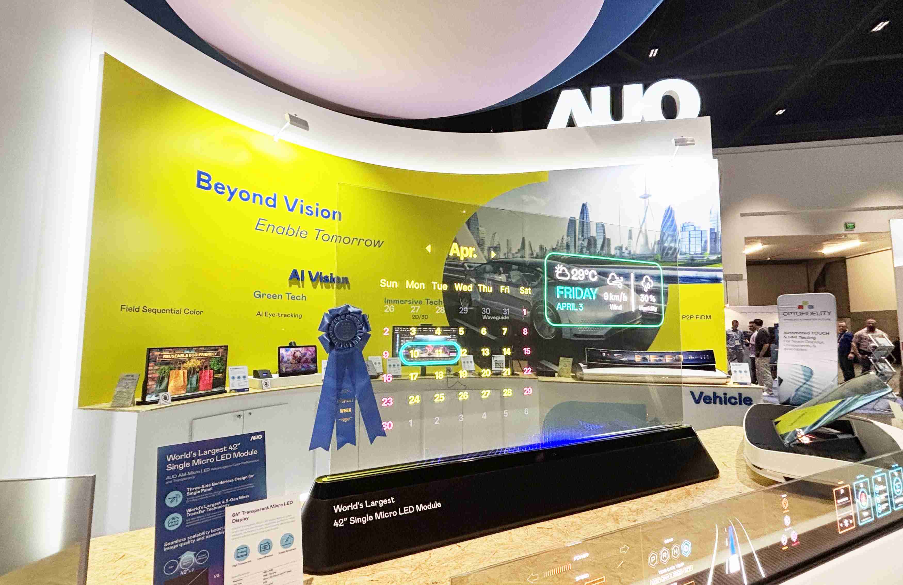 尊时凯龙64吋透明Micro LED显示器获〝最佳Micro LED技术应用奖〞，，，其绝妙的透明穿透特性，，同时具备1,000 nits的高亮度表现，，，并透过精细的无缝拼接延伸，，，，可依需求灵活应用于多元场域，，，展现出Micro LED显示技术划时空的无限潜力