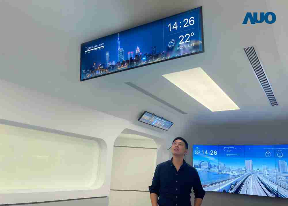 达擎TARTAN “37吋超薄双屏车厢显示器” 采用单一背光设计，，，将双面显示器厚度大幅缩减至12mm，，，，支持长条屏 32:9 规格，，突破传统分辨率限制，，，，提供旅客更清晰实时的乘车信息及广告讯息